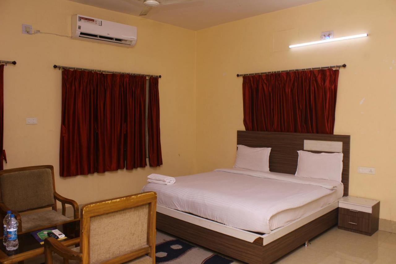 Chetan Inn Hotel Bhubaneswar Exterior photo
