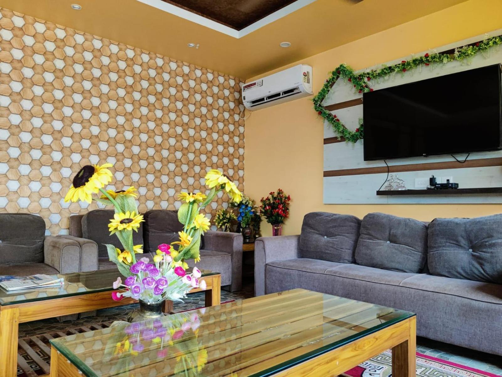 Chetan Inn Hotel Bhubaneswar Exterior photo
